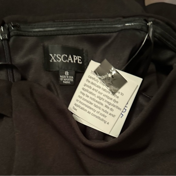 Xscape Gown Asymmetric Off the Shoulder Handkerchief Hem
Dress in black Size 8 - Picture 7 of 8